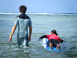サーフィンを上達したいなら沖縄シーナサーフへ